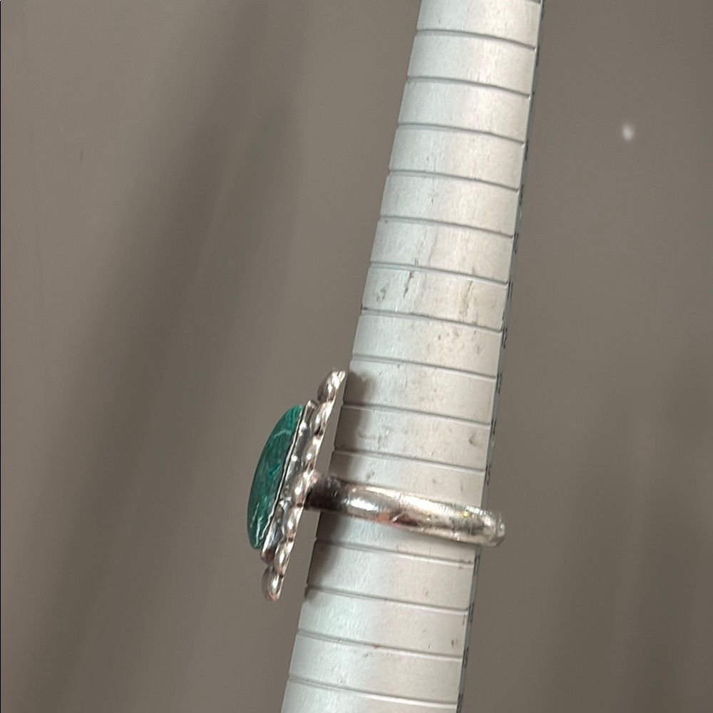 Elegant Silver and Green Stone Ring - Picture 11 of 14